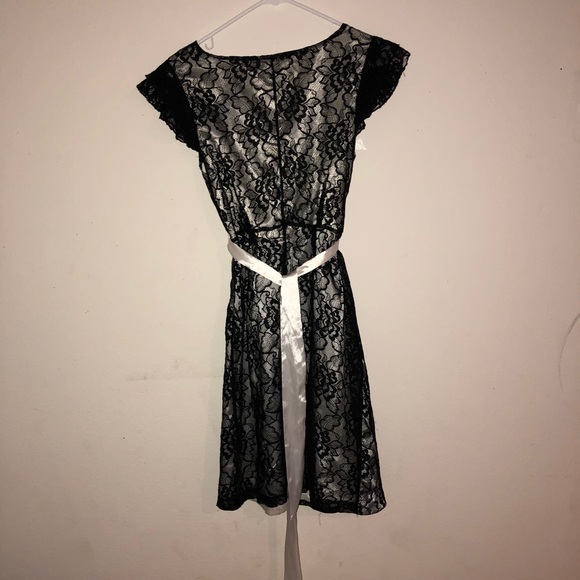 Nice lace dress - Picture 5 of 5